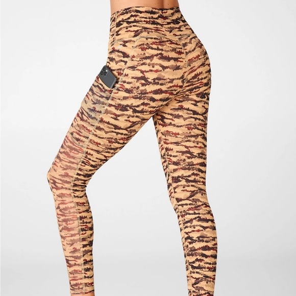 🆕 Fabletics On-The-Go PowerHold® High-Waisted Legging - Cacao Tigress - Picture 1 of 2